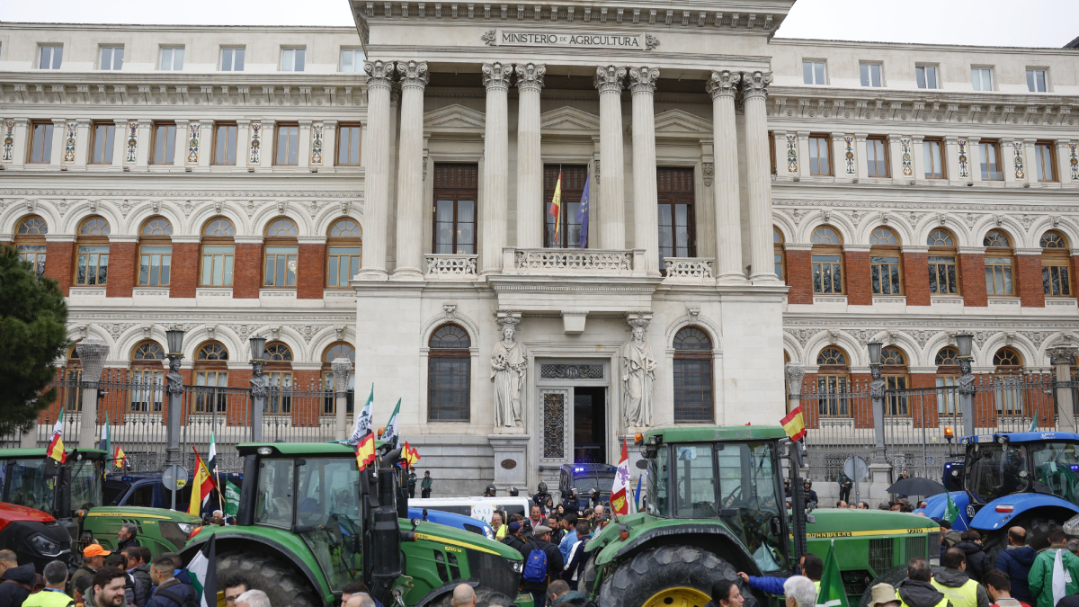 Desenes d’agricultors davant del ministeri d’Agricultura. - EFE