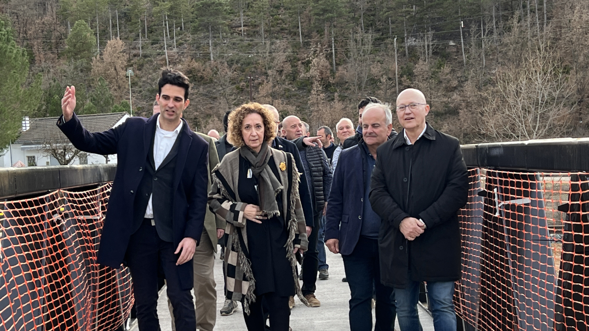 Capella va visitar ahir les obres del pas elevat sobre la C-13 a l’altura de Cellers. - ACN