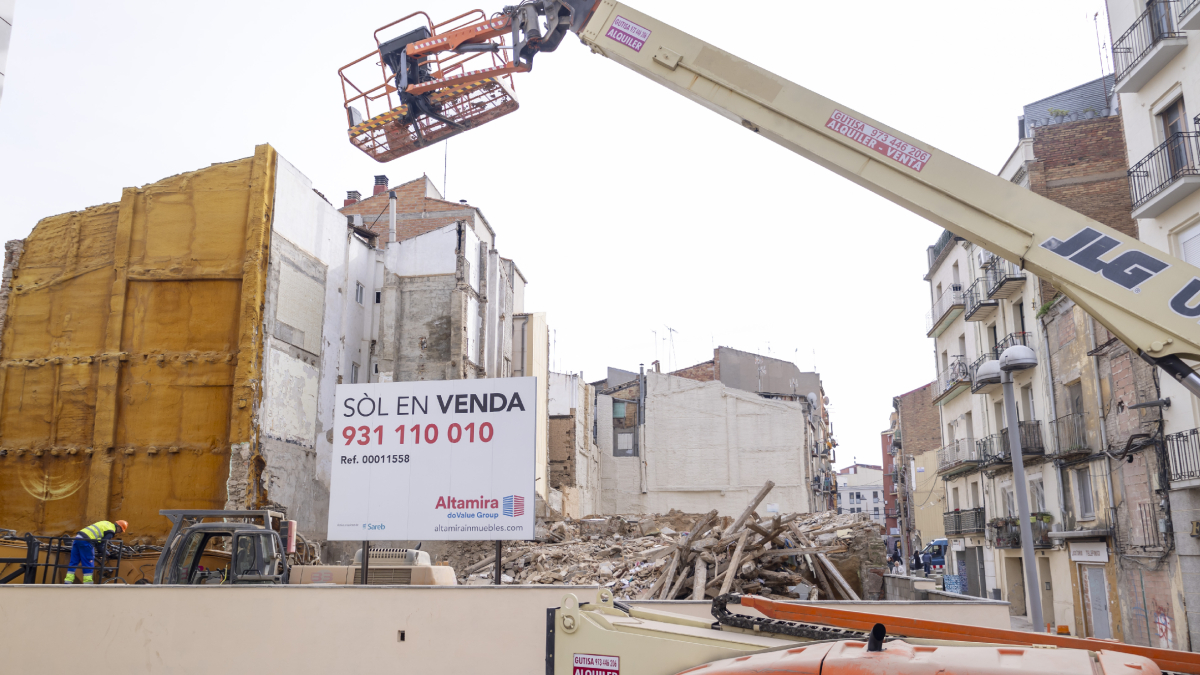 Els operaris de l’empresa B-Biosca retiraven ahir runa de l’edifici de Boters que es va esfondrar. - JORDI ECHEVARRIA