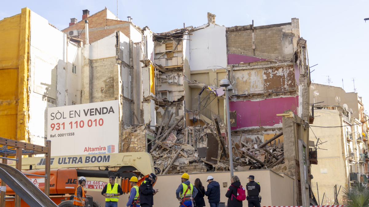 El edificio, situado en el número 33 de la calle Boters, colapsó y se vino abajo el miércoles. - JORDI ECHEVARRIA
