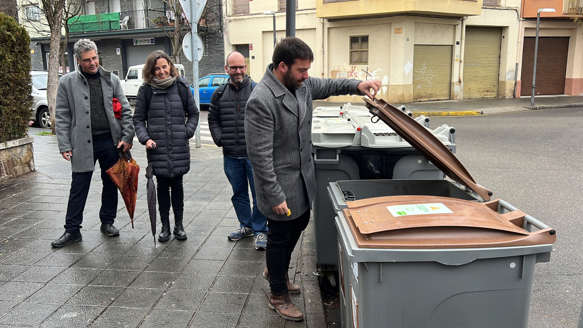 El director de l'Agència de Residus de Catalunya (ARC), Isaac Peraire, obrint un contenidor d'orgànica de la Seu d'Urgell amb un sistema de clauer.