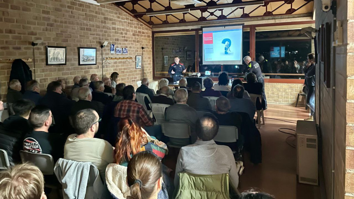 Charla informativa de la Urbana y los Mossos en la partida de Butsènit - MOSSOS D’ESQUADRA