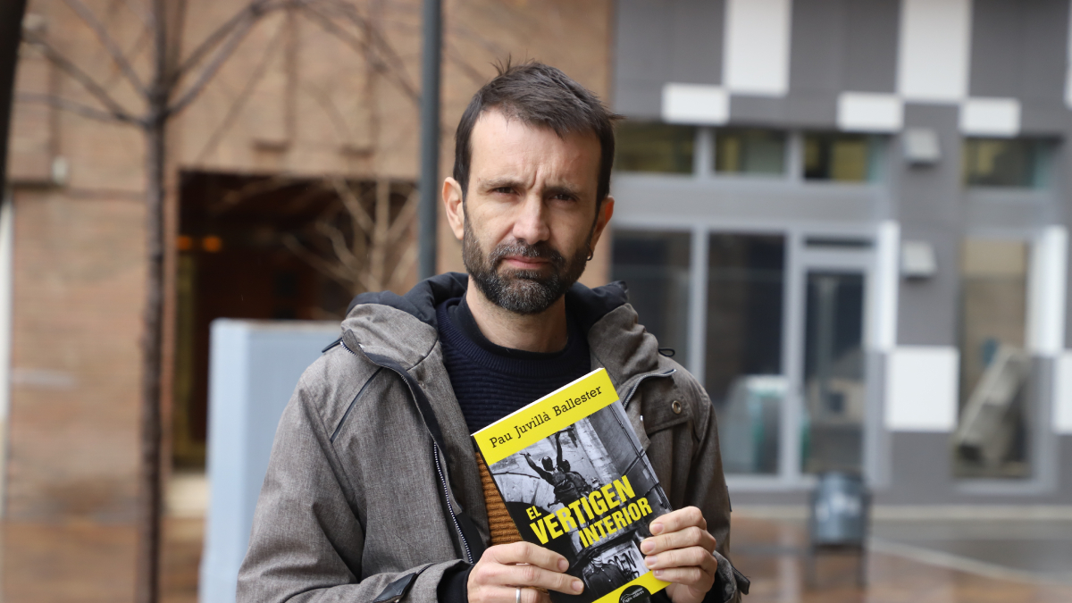 Pau Juvillà, ahir amb la seua nova novel·la, ‘El vertigen interior’. - MAGDALENA ALTISENT