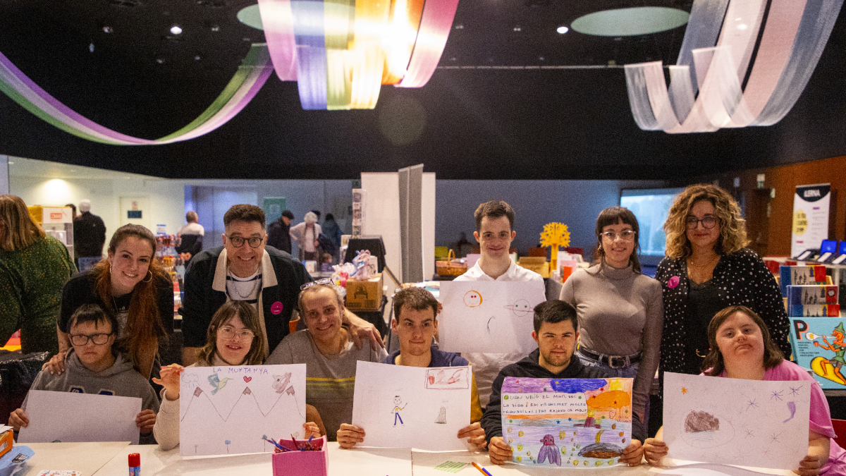 Taller de dibuix i animació, organitzat per Animac juntament amb Down Lleida, ahir a la Llotja. - GERARD HOYAS