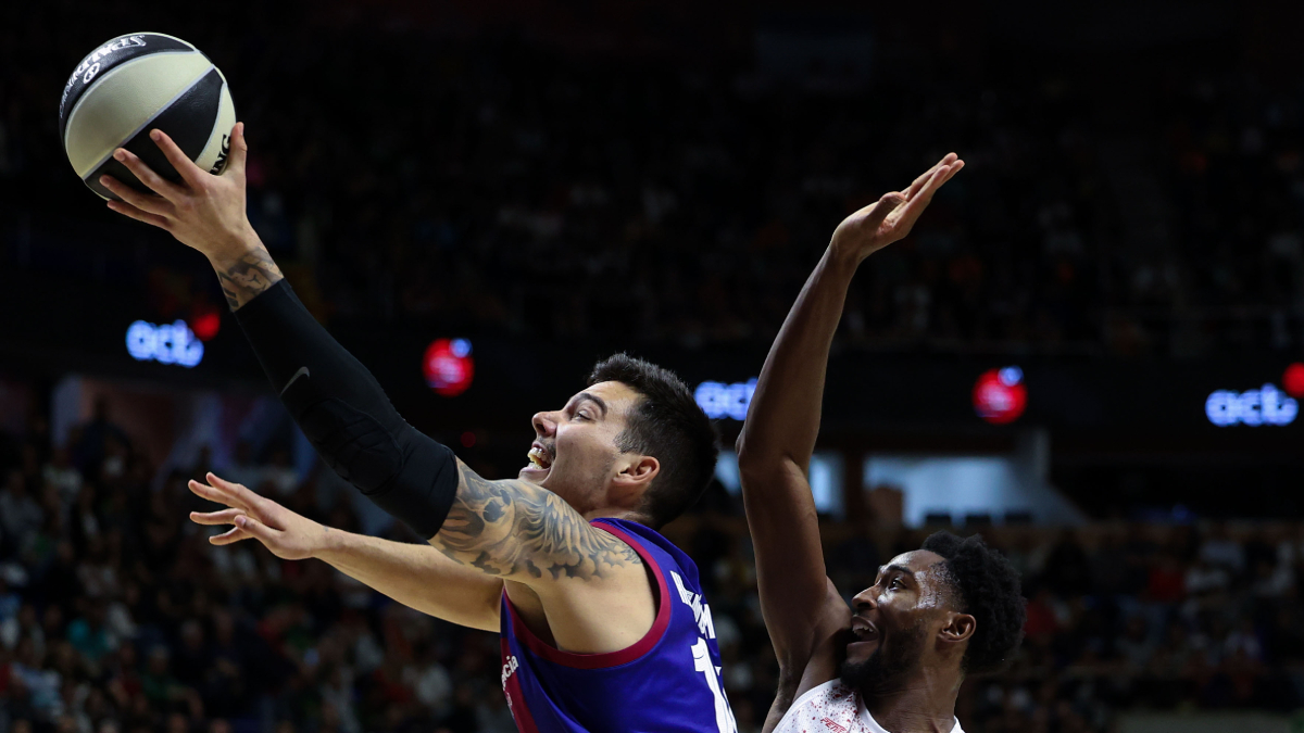 Willy Hernangómez define una acción en la canasta rival. - EFE/DANIEL PÉREZ
