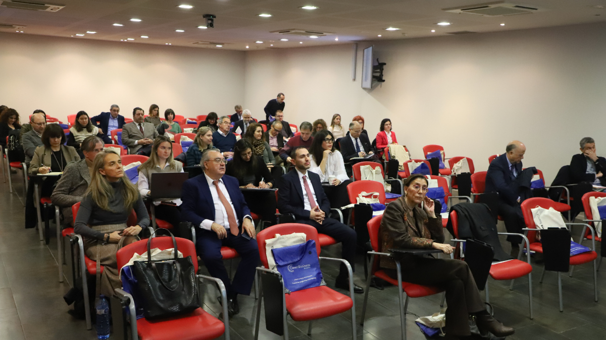 Assistents a la jornada organitzada ahir pel Col·legi d’Economistes a Lleida. - MAGDALENA ALTISENT