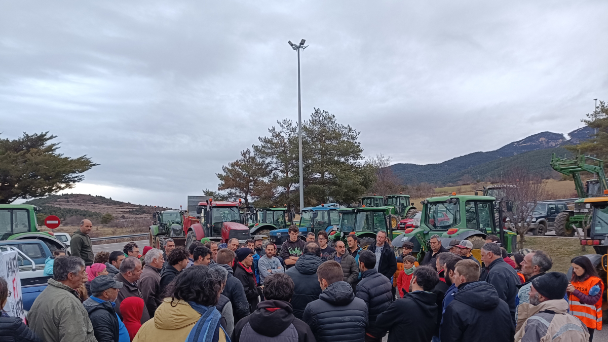Els pagesos de la Cerdanya concentrats a l’àrea de servei del túnel del Cadí. - C.SANS