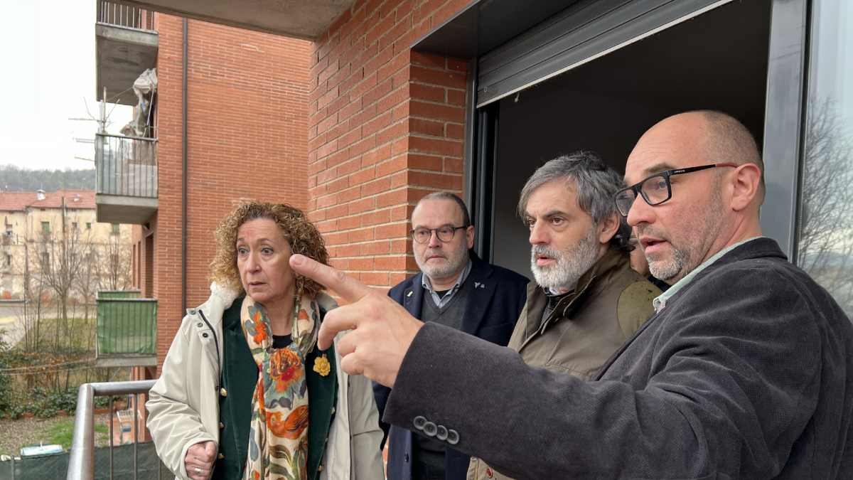 El alcalde, Marc Baró (derecha) y la consellera, en una de las viviendas adquiridas a la Sareb. - ACN
