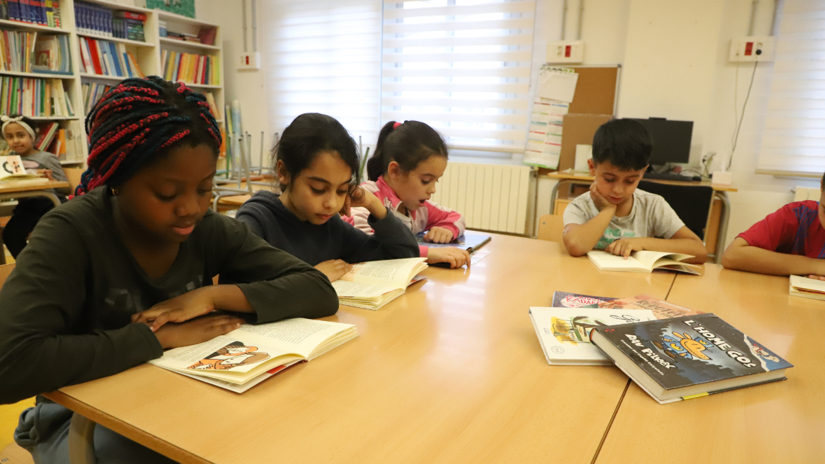 Alumnes del col·legi Magí Morera de Lleida, llegint ahir durant l’horari de classe.
