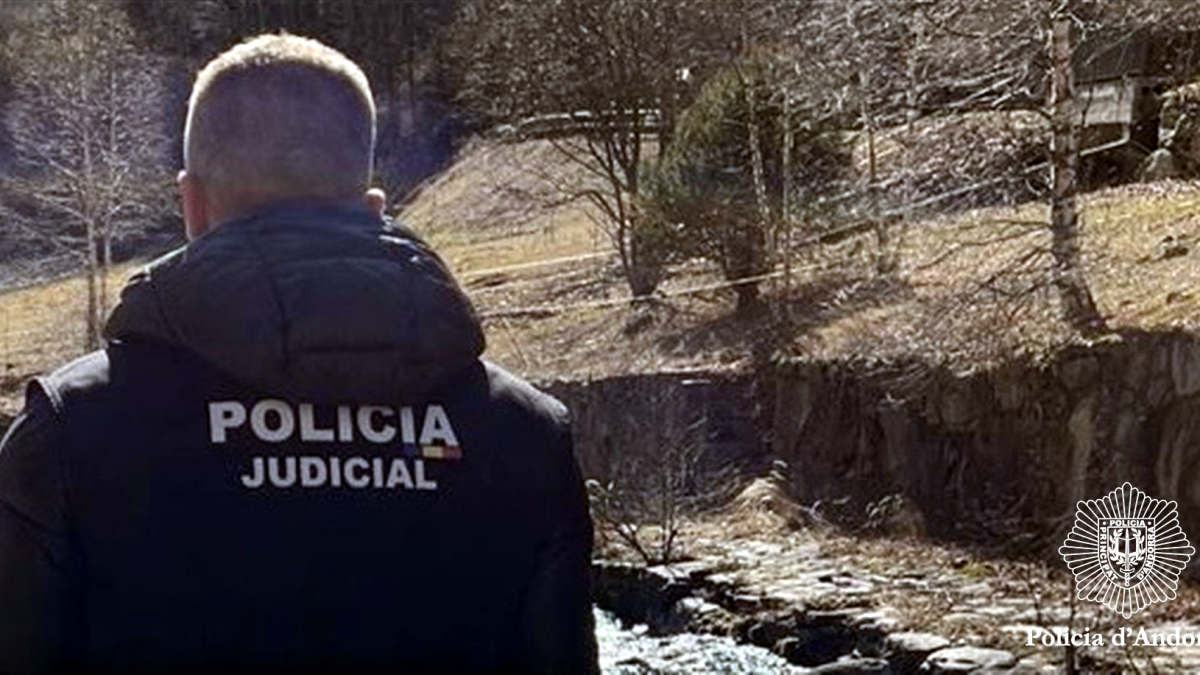 Un agente de la policía judicial de Andorra al río de Arinsal