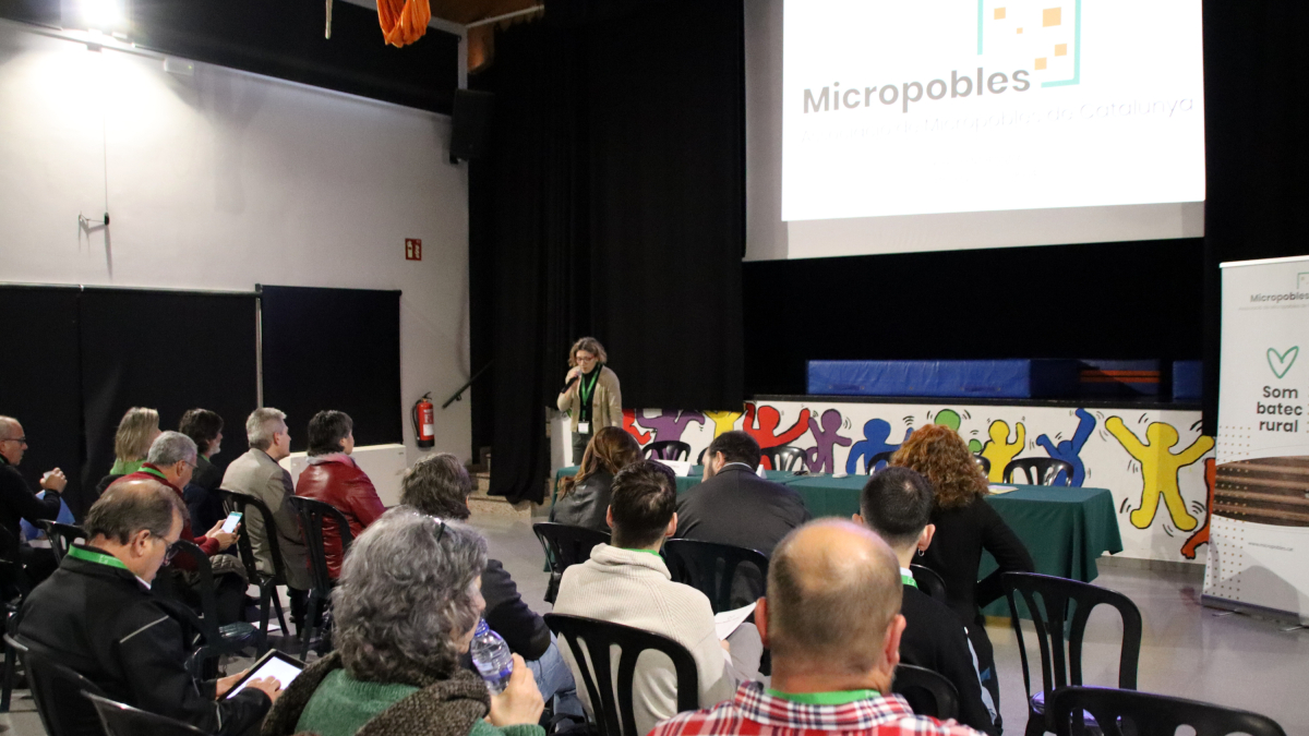 Una trentena d'alcaldes i alcaldesses de diferents municipis de Catalunya assisteixen a l'assemblea general ordinària de l'Associació de Micropobles de Catalunya