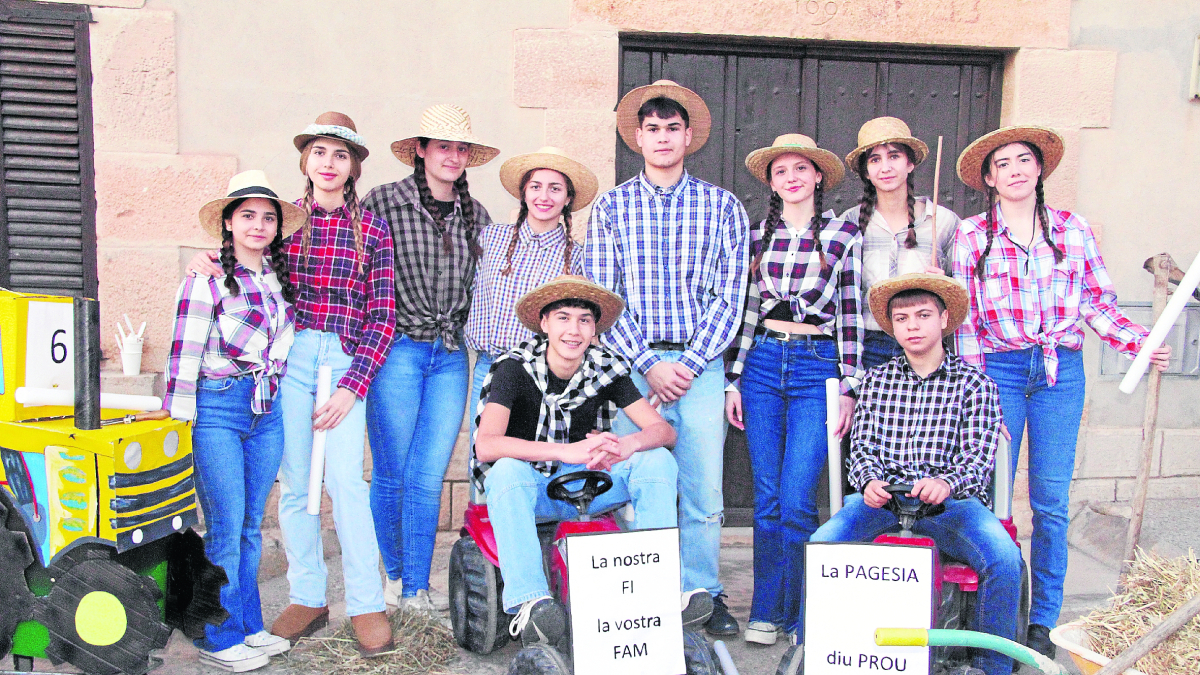 Anglesola. Una de las agrupaciones integrantes de la rúa, que se sumó a la protesta de los agricultores. - AMADO FORROLLA
