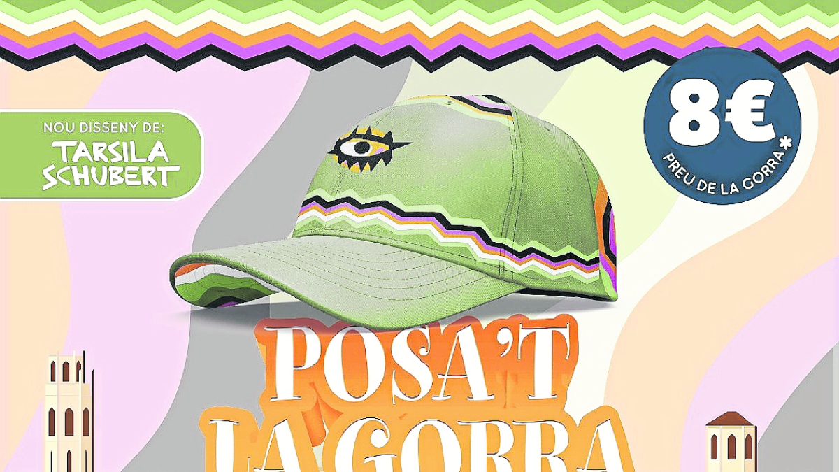 Ares Santiago, de 18 años, y David Pujol, de 17, posan con la gorra de la fiesta solidaria de Afanoc Lleida. - AMADO FORROLLA