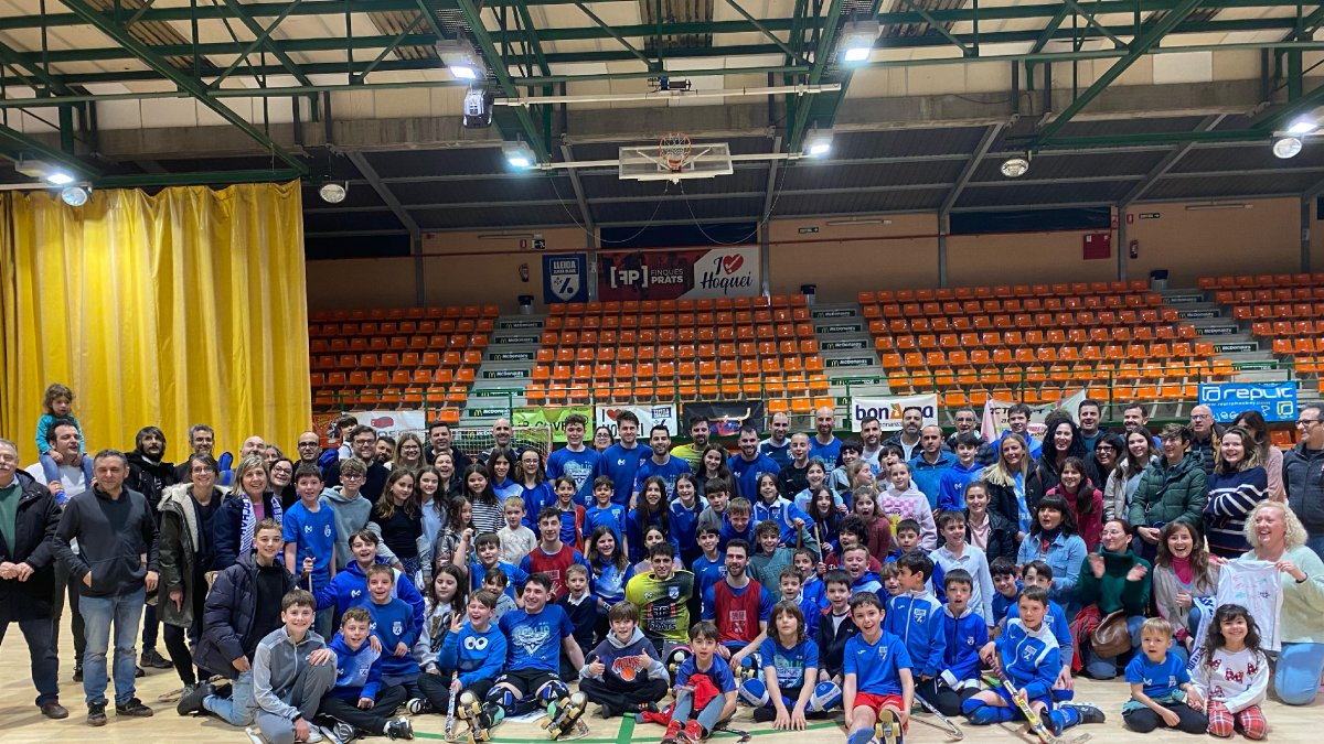 Els jugadors de la base van anar divendres, per sorpresa, a animar el primer equip de cara a l’important tram final de temporada. - LLEIDA LLISTA BLAVA