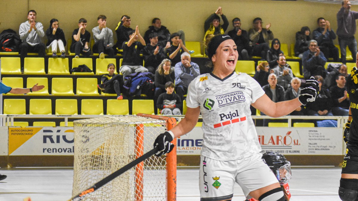 Dai Silva, que estuvo especialmente acertada ayer, celebra uno de los tres tantos que anotó ayer ante el Mataró. - CLARA LIÁÑEZ