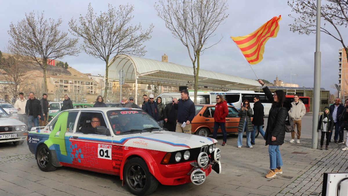 L’alcaldessa Lorena González va donar la sortida als participants en el ral·li. - JOAN BOVÉ