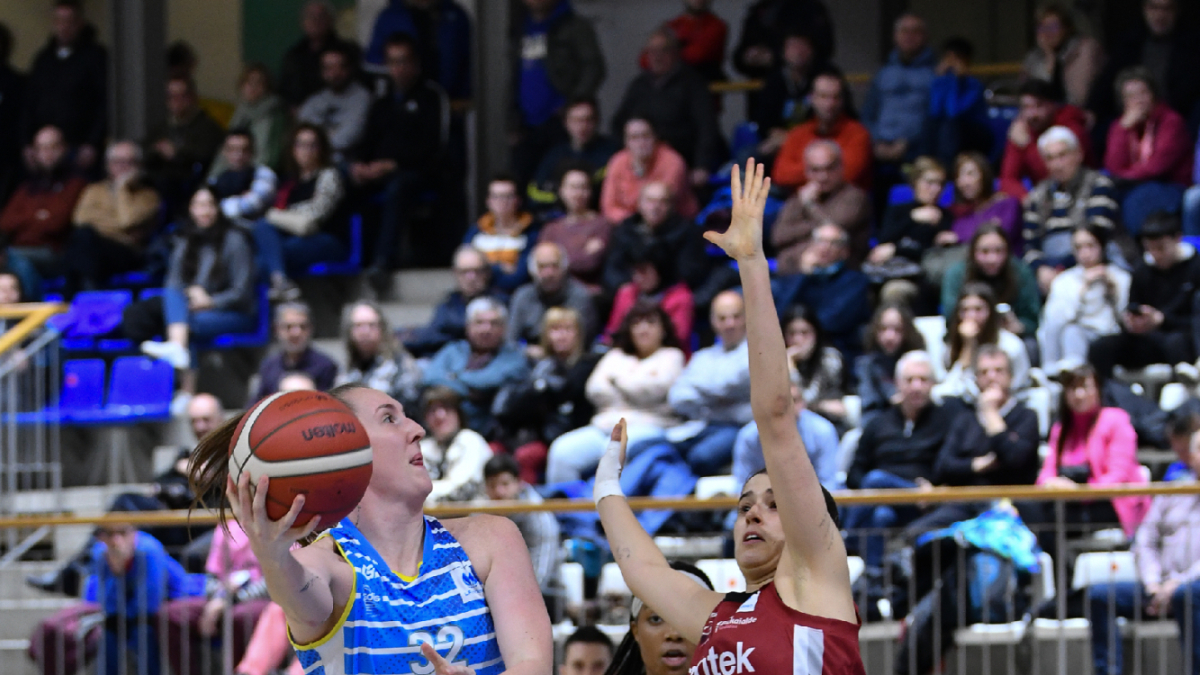 Leigha Brown, que sigue pasando un bache en su confianza, se dispone a lanzar ante su excompañera Zoe Hernández. - AGUSTÍ PEÑA