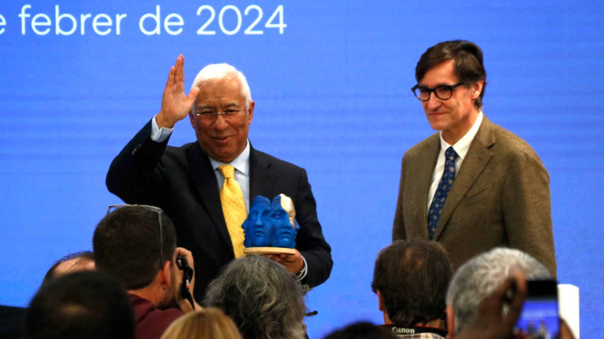 António Costa recibió de manos de Salvador Illa el Premio a los Valores Europeos 2024. - ARNAU MARTÍNEZ/ACN