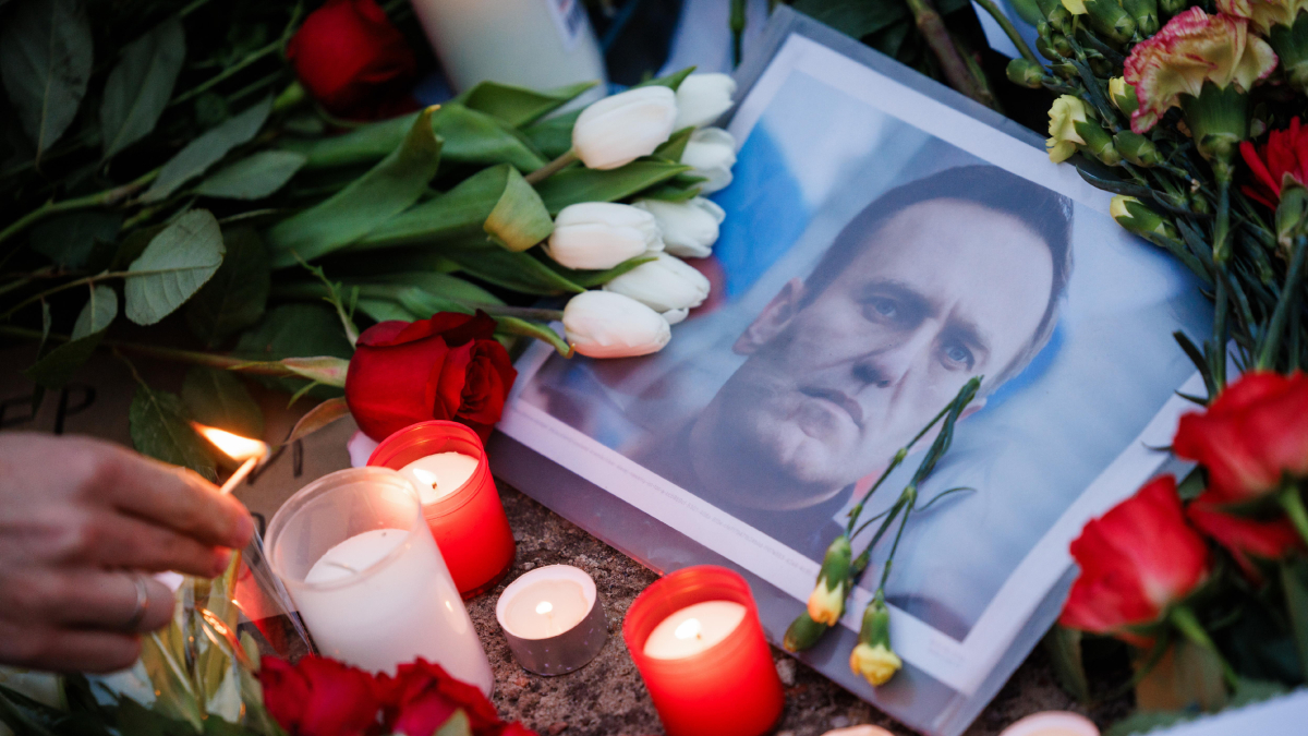 Imagen de un punto de homenaje en Berlín al activista ruso Alexei Navalni, muerto en una cárcel del Ártico ruso. - EFE/EPA/STR