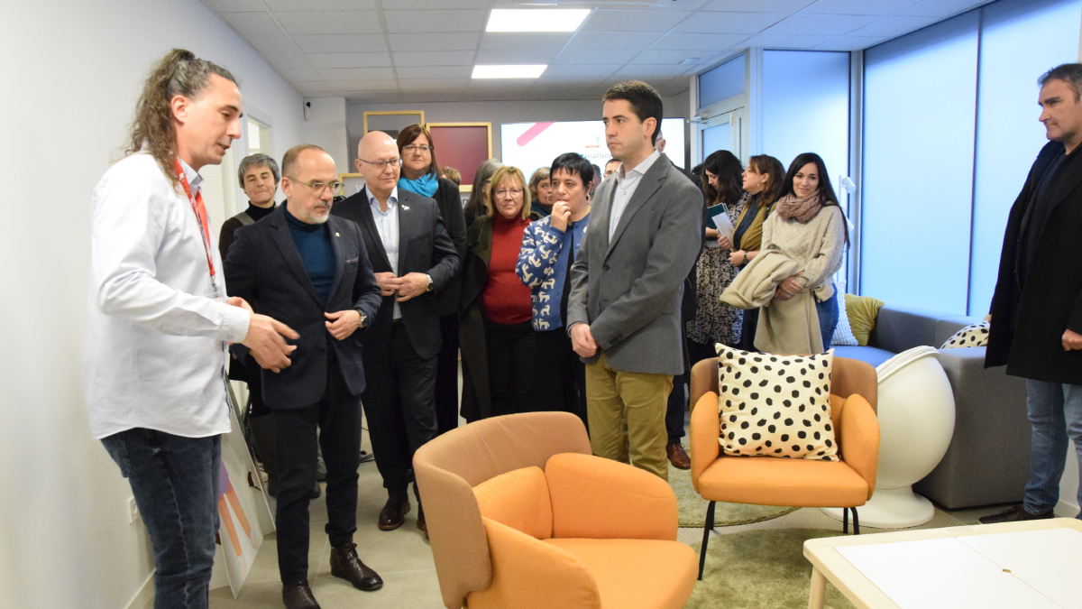 El conseller Carles Campuzano inauguró ayer el centro provisional Barnahus en La Seu d’Urgell. - C. SANS