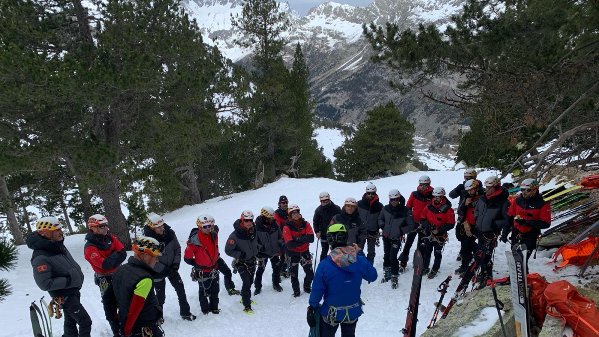 Prácticas de alpinismo de Bomberos y SEM en el Valle de Benasque. - BOMBEROS DE LA GENERALIKTAT