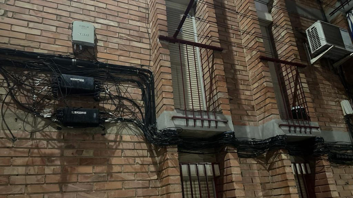 Cables en una fachada de la calle Valls d’Andorra (Balàfia). - PP LLEIDA