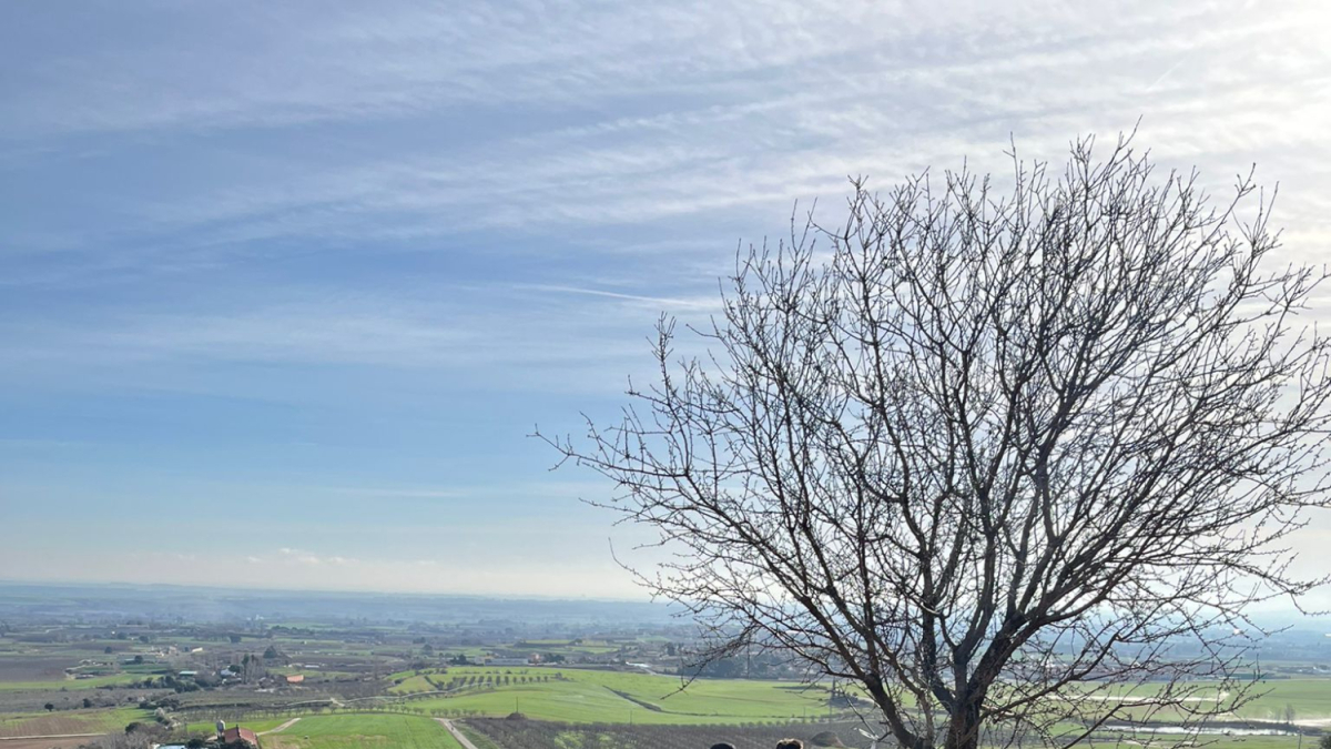 Un grupo de tres atletas durante una de las zonas que presentaba el recorrido del trail.