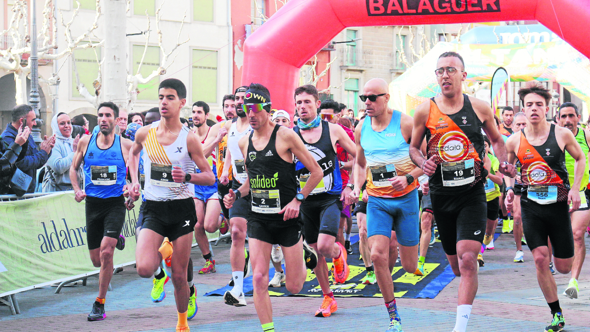 Reyes Estévez, con gafas oscuras, y el resto de participantes toman la salida de los 10 kilómetros. - JB