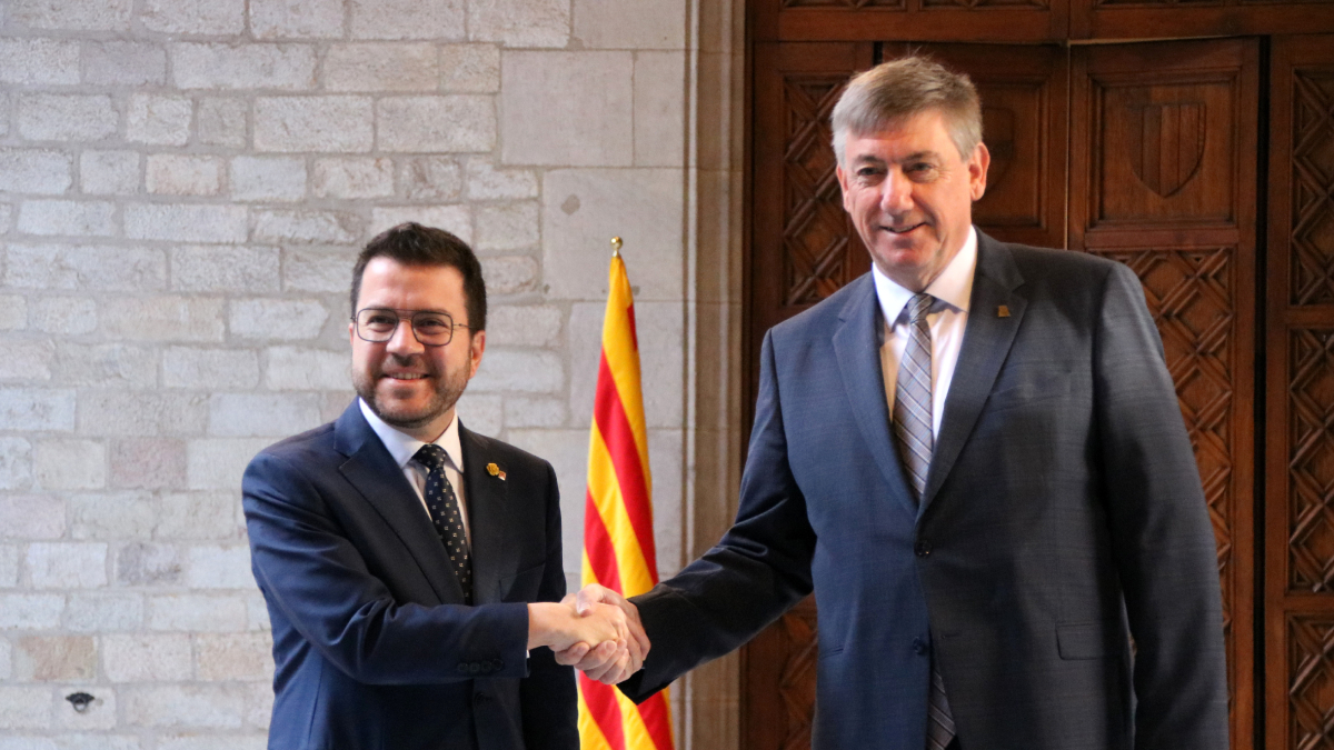 Pere Aragonès dona la mà al ministre president de Flandes, Jan Jambon. - ALBERT HERNÁNDEZ/ACN