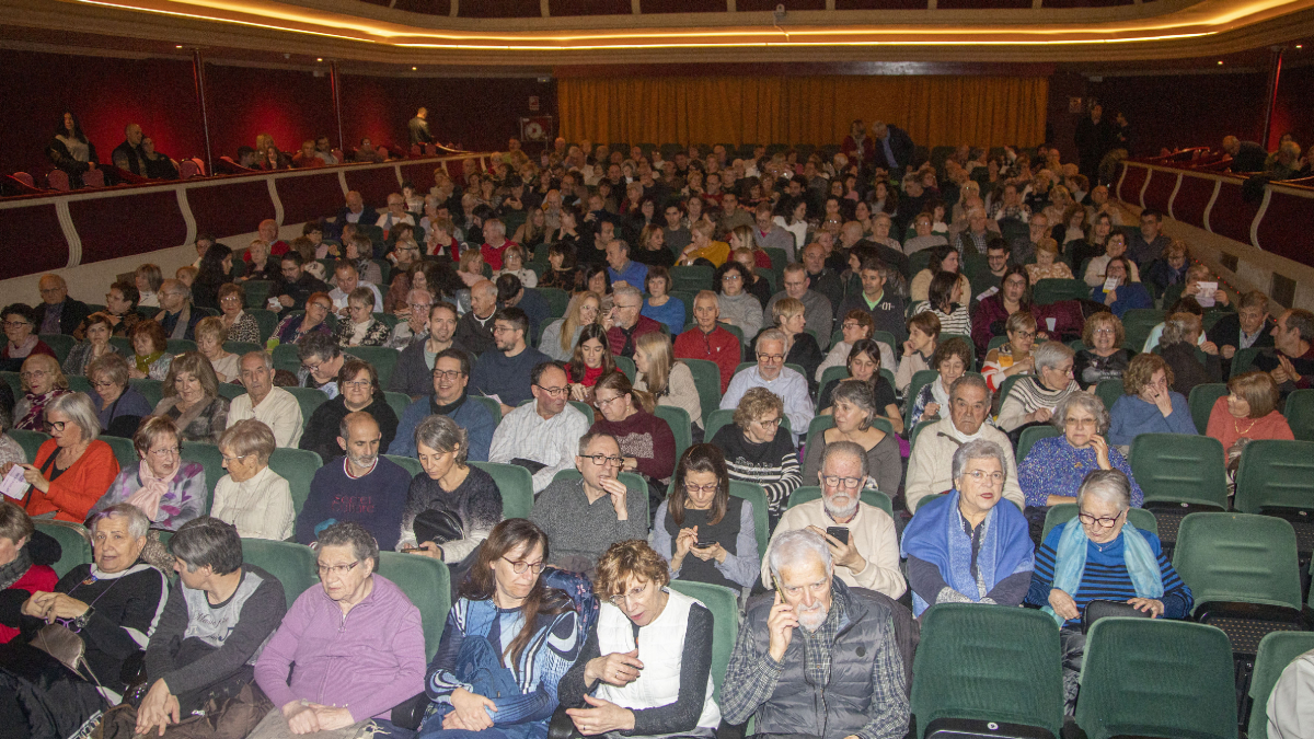 La platea del Teatre Ateneu se llenó de público. - LAIA PEDRÓS