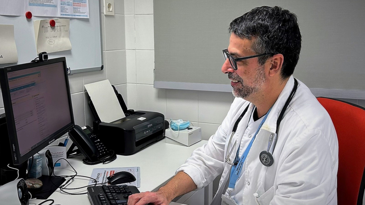 Un professional utilitzant l'e-consulta al CAP Onze de Setembre de Lleida