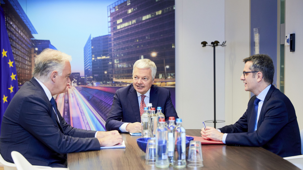 Bolaños, Reynders y González Pons durante la reunión de ayer. - EFE/CLAUDIO CENTONZE/COMISIÓN EUROPEA