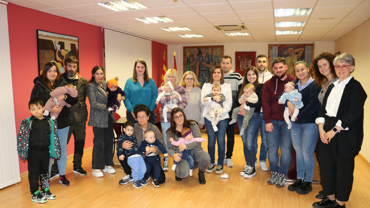 L’entrega dels xecs nadó a les nou famílies de la localitat. - AJUNTAMENT DE MEQUINENSA