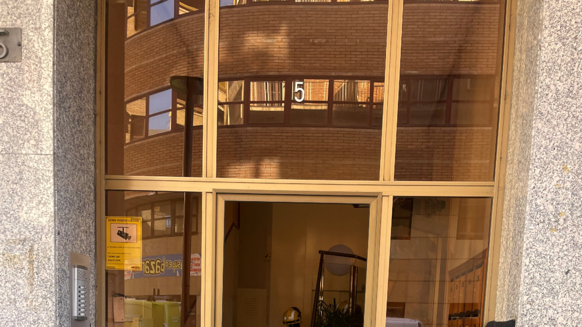 Els bombers a l’interior de l’edifici. - A. GUERRERO