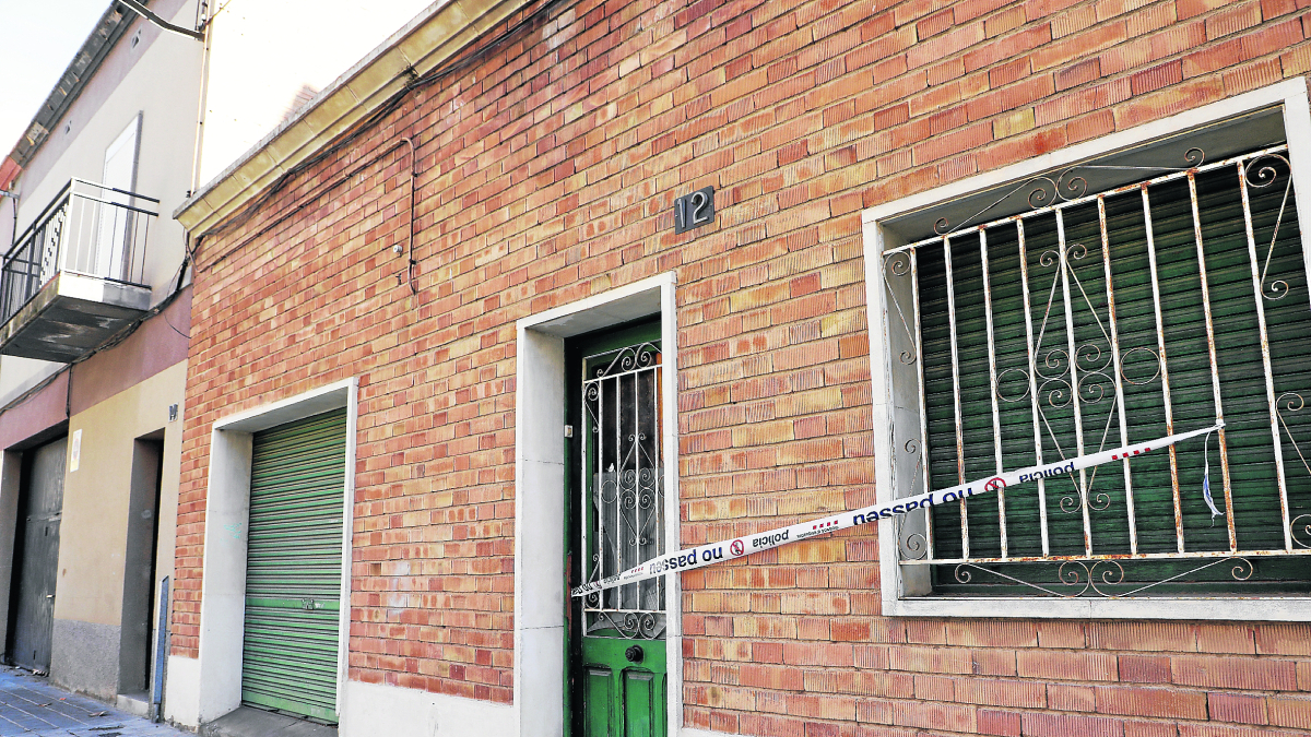 Els Mossos d’Esquadra van precintar l’accés a l’habitatge una vegada van marxar els okupes. - AMADO FORROLLA