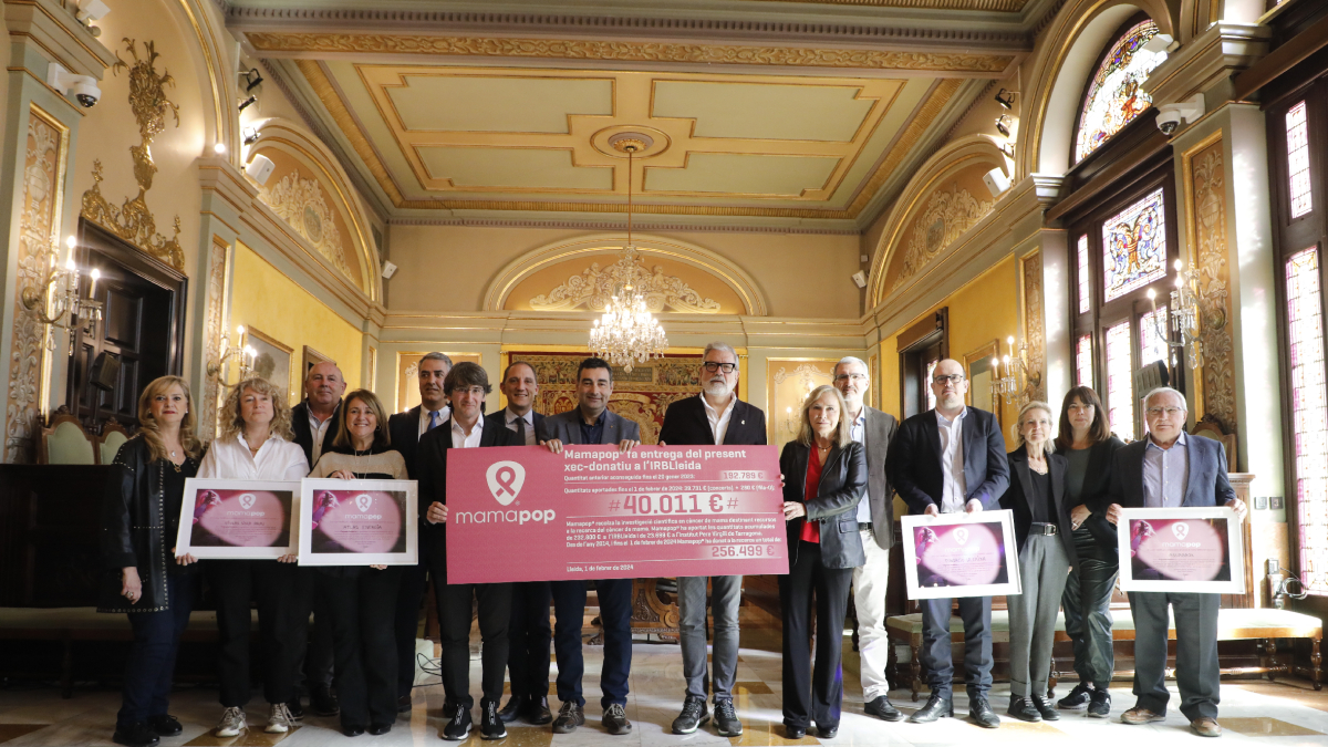 Reconocimiento a las empresas colaboradoras ■ Mamapop también quiso hacer un reconocimiento a las empresas que han contribuido en la producción artístico-musical y ayer entregaron un distintivo, que recogieron representantes de las mismas, a A ... - AMADO FORROLLA