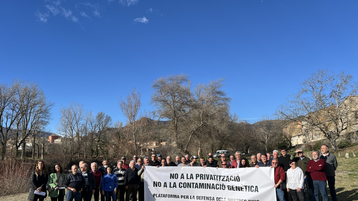 Unes cinquanta persones es van concentrar a la Pobla per donar suport a la plataforma. - ACN