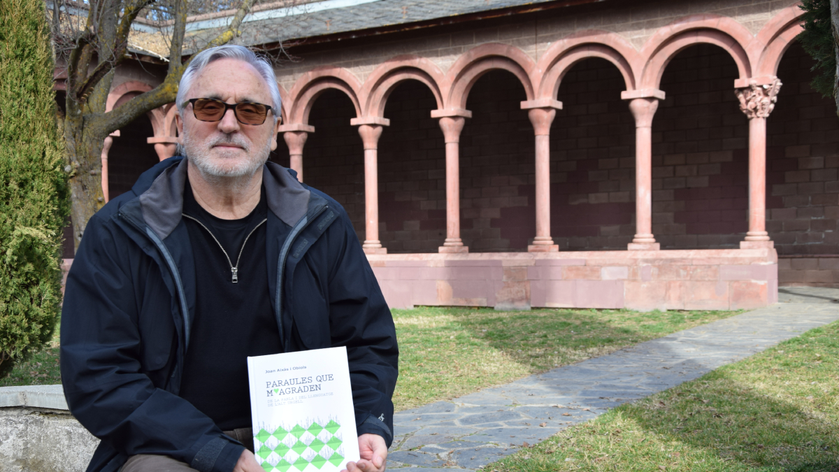 Joan Aixàs, cirujano y escritor, en la imagen mostrando el libro, lo presentará el jueves en La Seu. - C. SANS