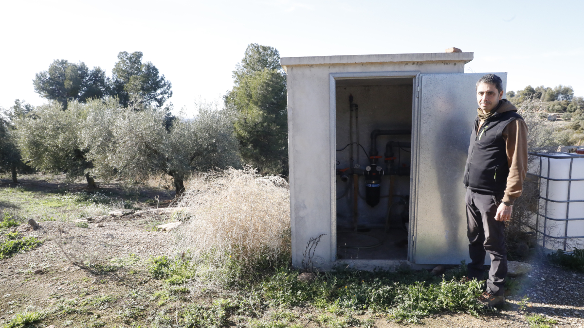 Un agricultor de Bellaguarda obrint ahir els hidrants a la seua finca d’oliveres. - AMADO FORROLLA