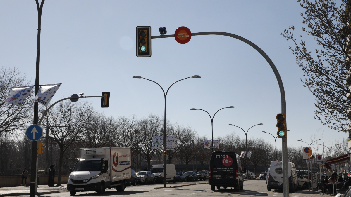 Càmera de control de la ZBE instal·lada a l’avinguda del Segre de Lleida ciutat. - AMADO FORROLLA