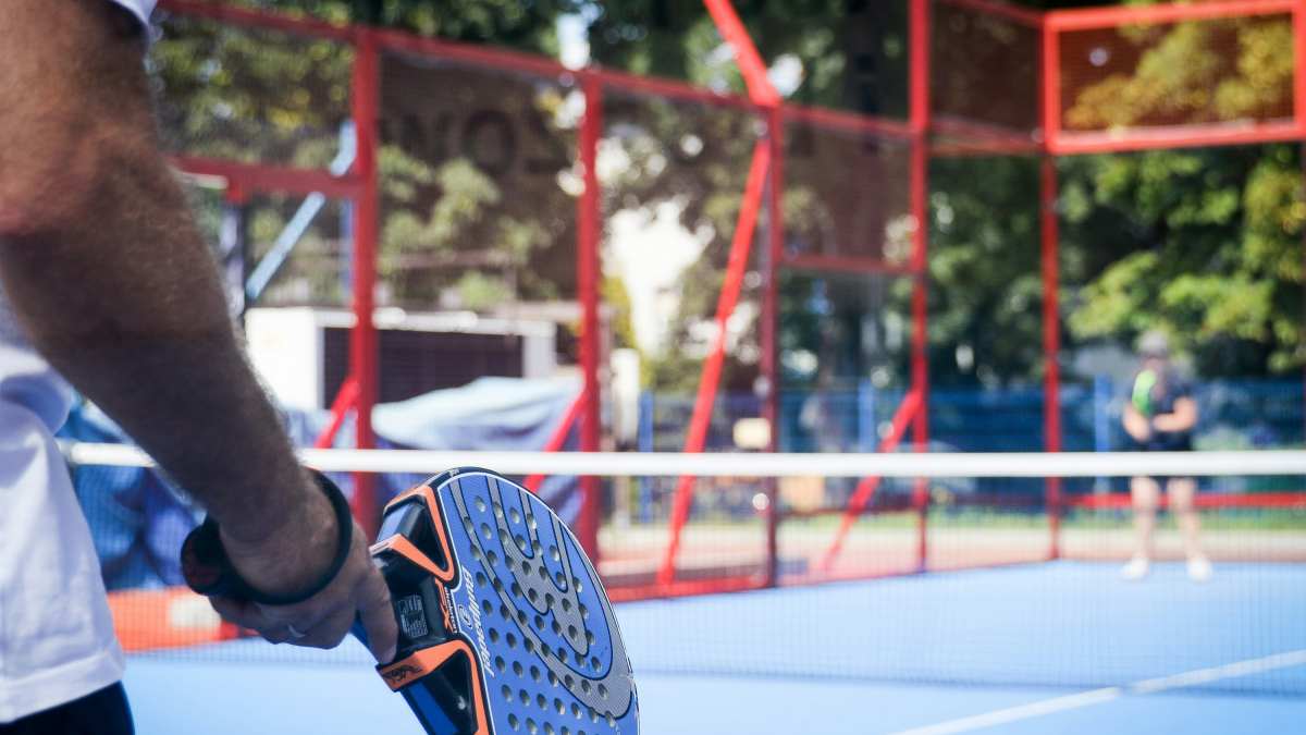 Imagen de archivo de una persona jugando al pádel.