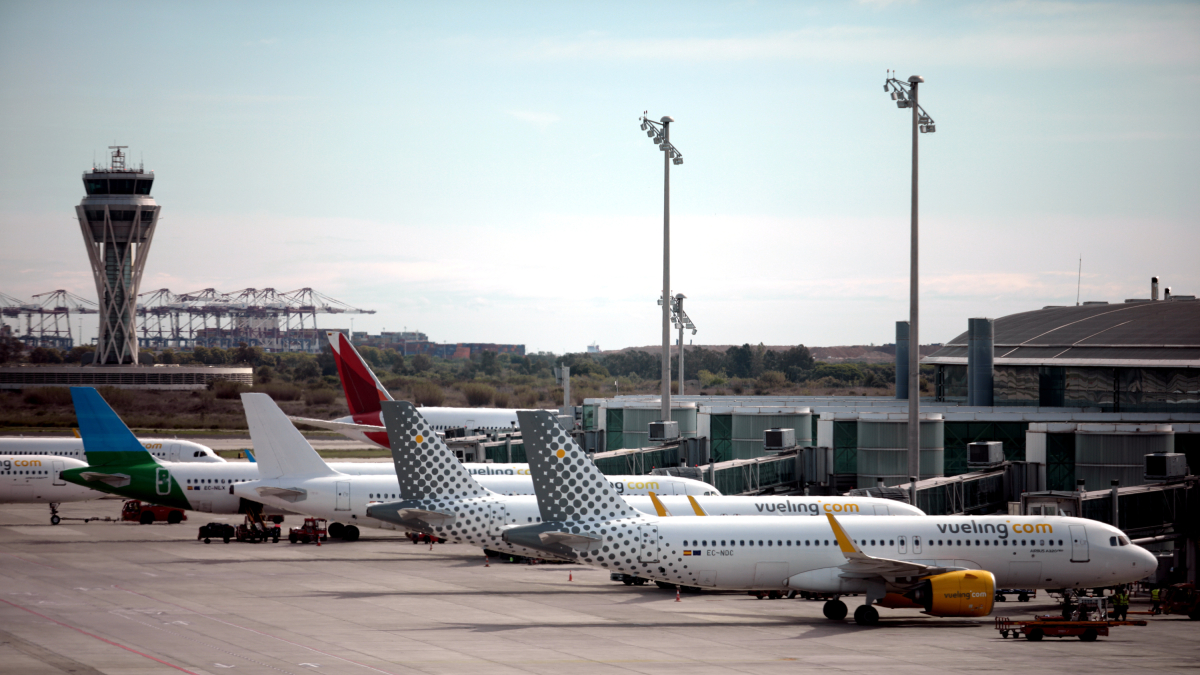Diversos avions a la pista de la T1 de l'aeroport d'El Prat en una imatge d'arxiu