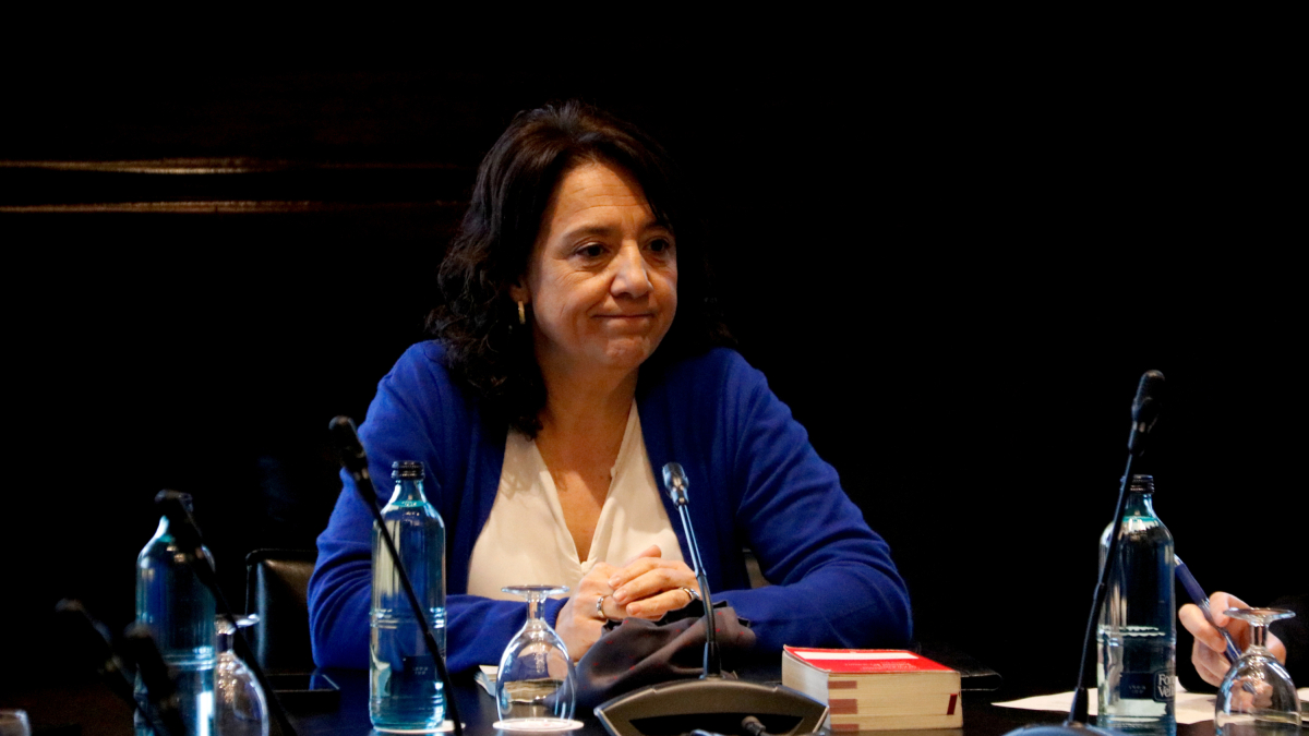 Anna Erra preside la reunión de la Mesa del Parlament.