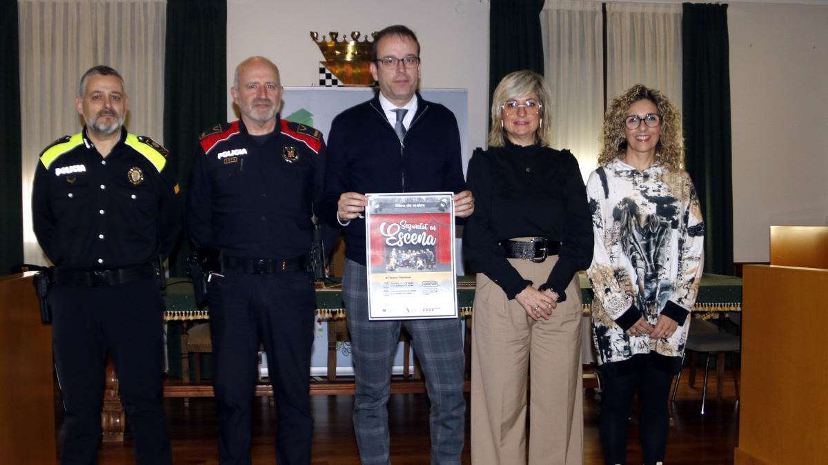 El alcalde de Mollerussa, Marc Solsona, con la concejala de Bienestar, Anna Carné, la técnico municipal y los jefes de los Mossos d'Esquadra y la Policía Local.