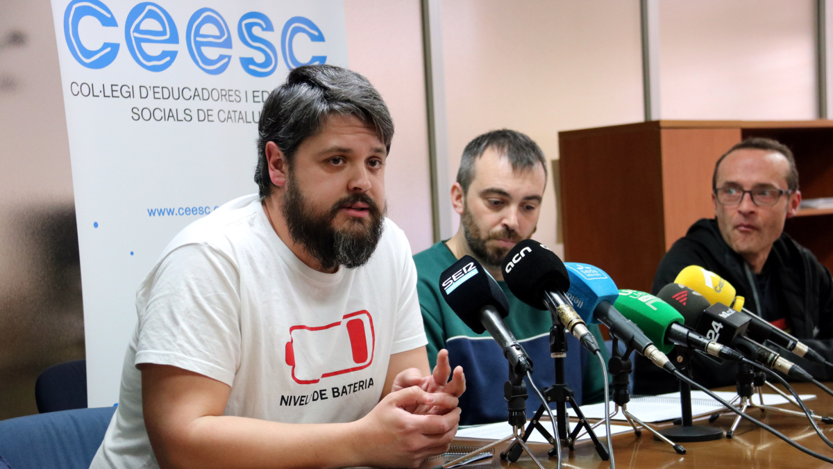 El vicepresidente del Col·legi d'Educadores i Educadors Socials de Catalunya (CEESC), Albert Font-Tarrés  en una rueda de prensa en Lleida.