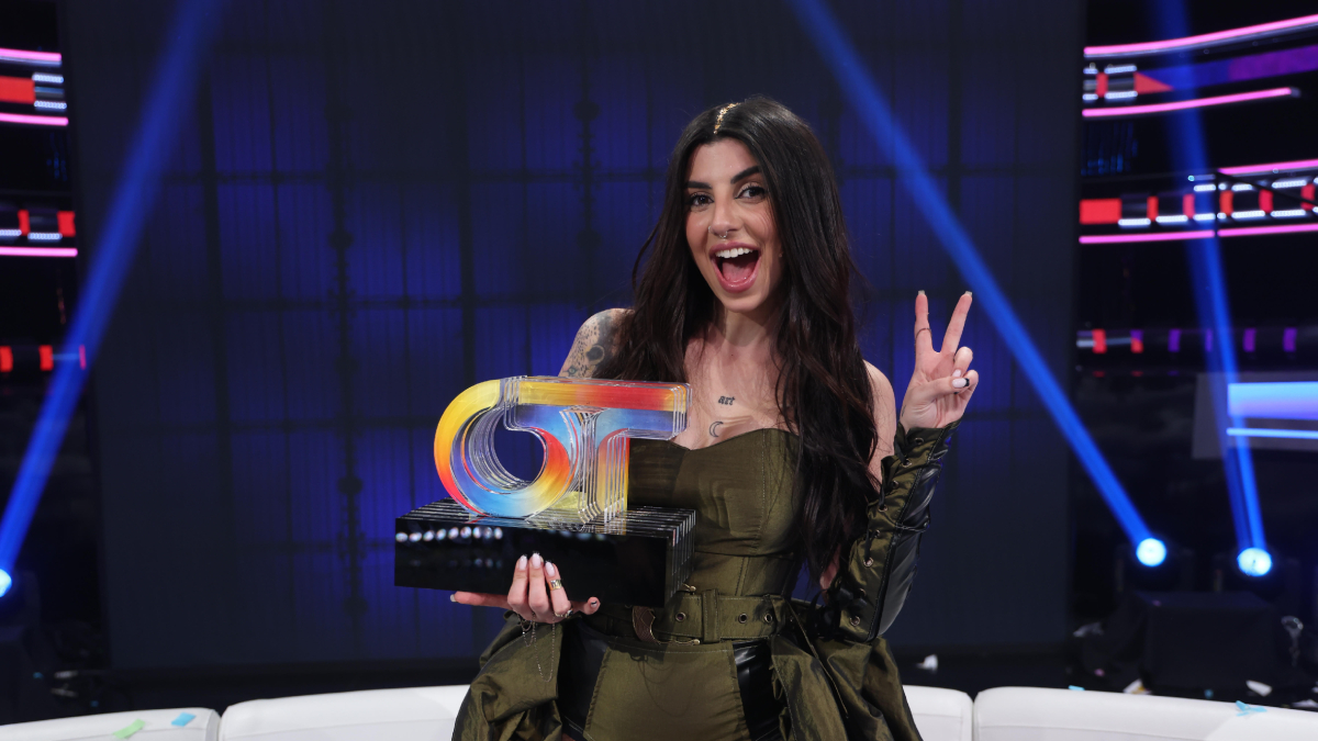 Naiara Moreno sostiene el trofeo de ganadora de ‘Operación Triunfo 2023’ tras imponerse en la final. - EUROPA PRESS