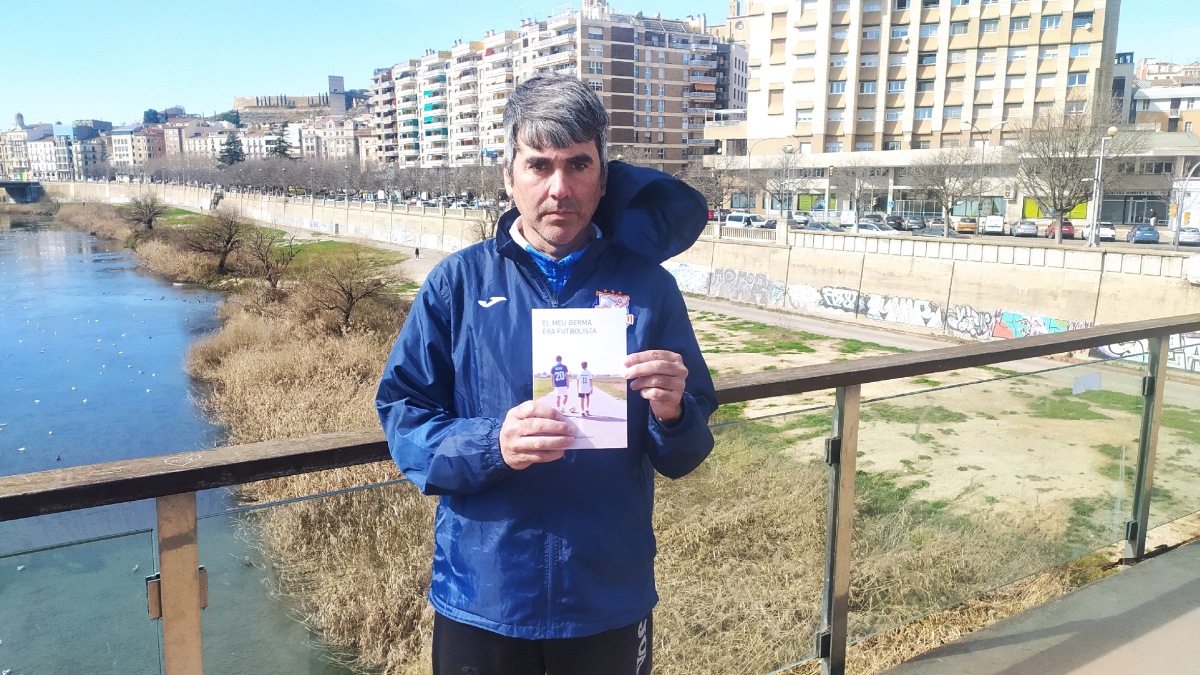 Llorenç Bonet, ayer con el libro que presentará el próximo 2 de marzo en Mollerussa. - JCMC