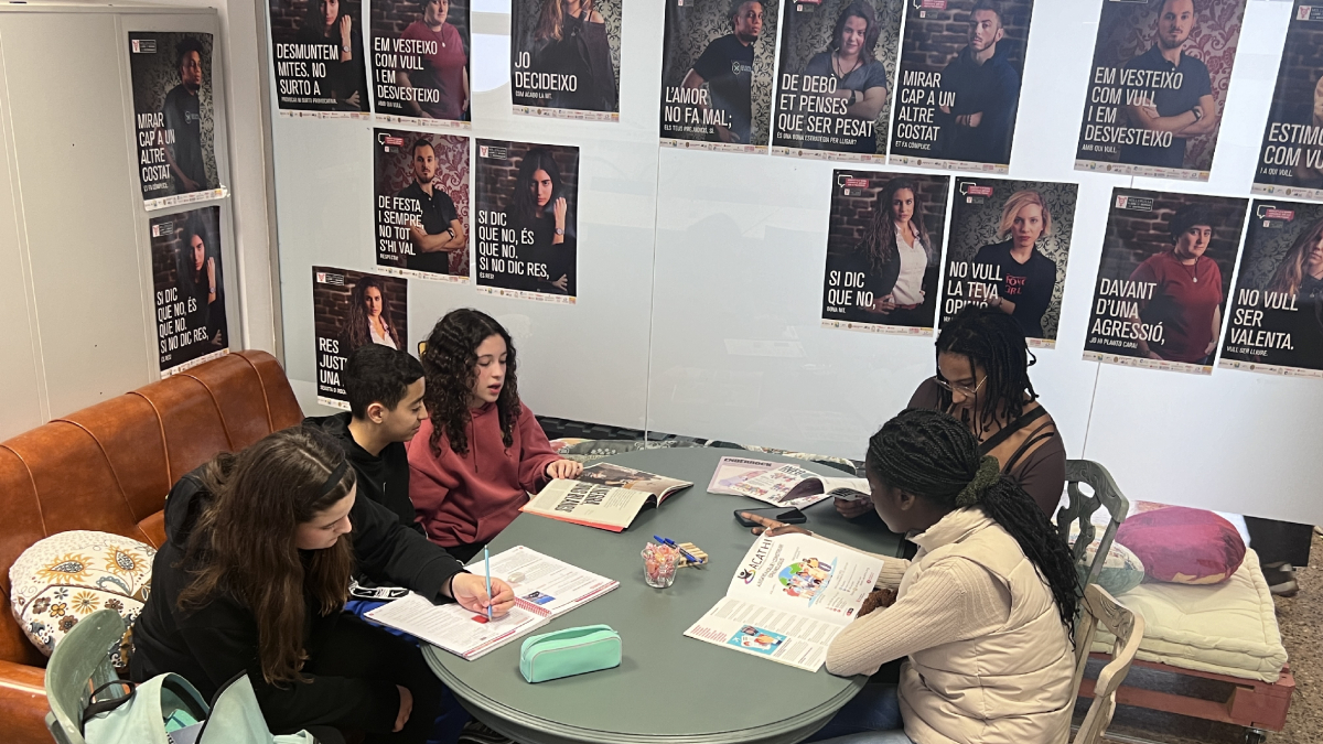 Algunos de los adolescentes que visitaron ayer el nuevo espacio joven L’Andana. - X.R.