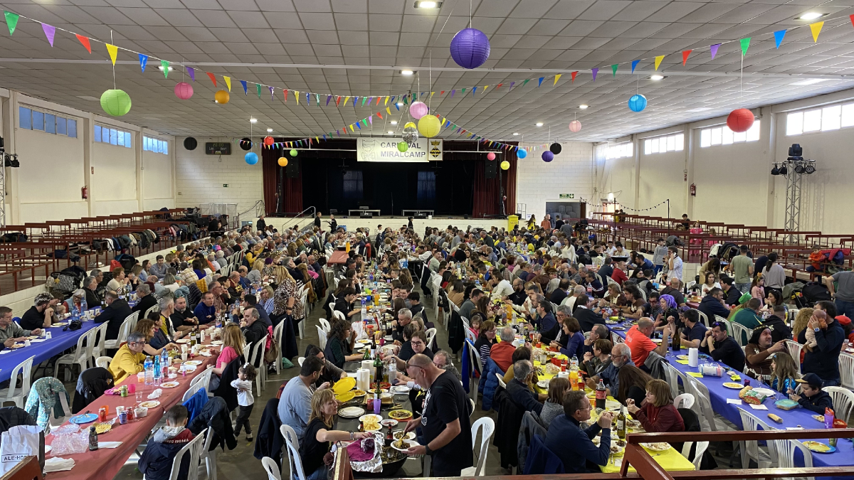 ‘Cassoles’  ■  Miralcamp celebró el Carnaval el pasado fin de semana y el sábado más de 600 personas se reunieron en el pabellón polideportivo durante la Festa de les Cassoles. Los actos también incluyeron, por ejemplo, un encuentro de cot ... - A.M.