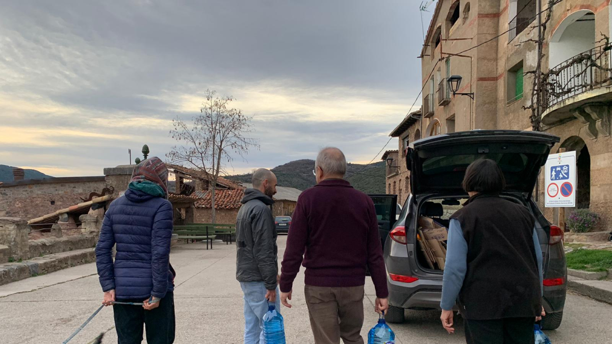 Veïns de Peramea, amb garrafes subministrades pel consistori fa uns dies. - AJUNTAMENT DE BAIX PALLARS